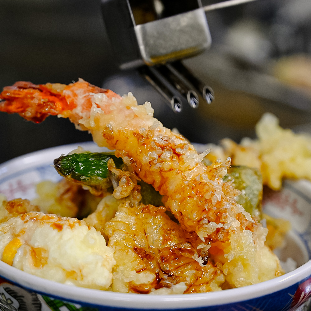天丼にタレをかける様子