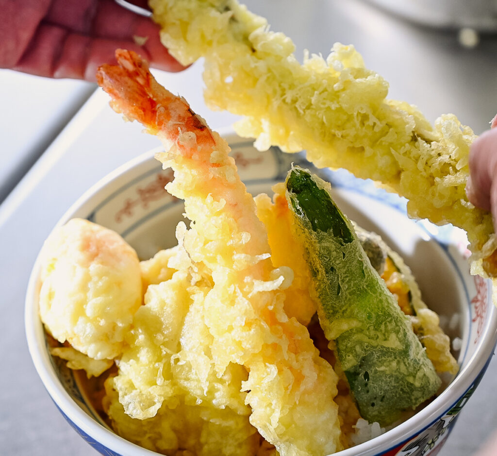 天丼をもりつける様子